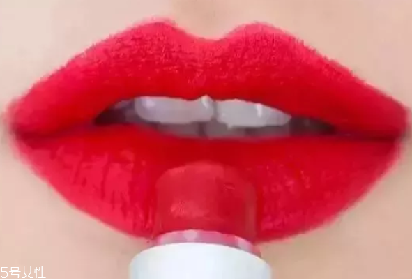 口紅干了嘴脫皮怎么辦？4步打造水潤雙唇