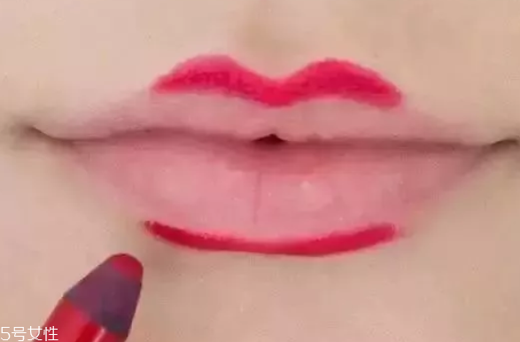 口紅干了嘴脫皮怎么辦？4步打造水潤雙唇