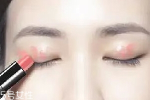 怎么用口紅畫眼影？?jī)刹疆嫼醚蹔y