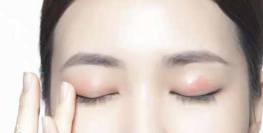 怎么用口紅畫眼影？?jī)刹疆嫼醚蹔y