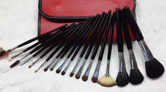 怎么用口紅畫眼影？?jī)刹疆嫼醚蹔y