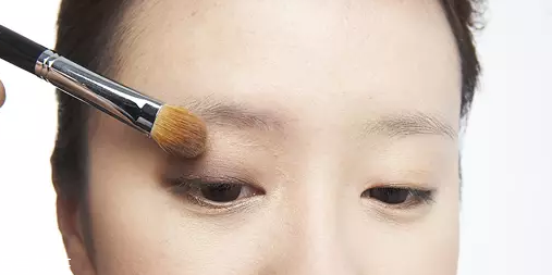 怎么用口紅畫眼影？?jī)刹疆嫼醚蹔y