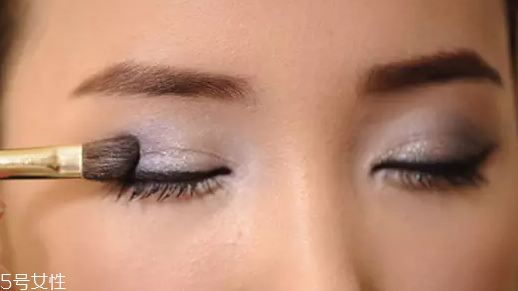 怎么用口紅畫眼影？?jī)刹疆嫼醚蹔y