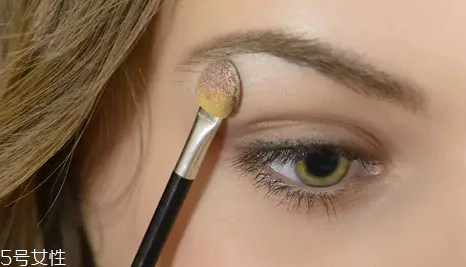 怎么用口紅畫眼影？?jī)刹疆嫼醚蹔y