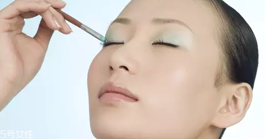 怎么用口紅畫眼影？?jī)刹疆嫼醚蹔y