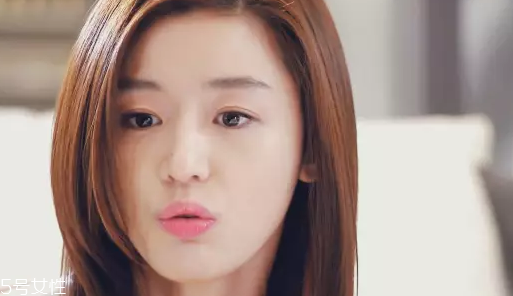 怎么用口紅畫眼影？?jī)刹疆嫼醚蹔y