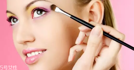 怎么用口紅畫眼影？?jī)刹疆嫼醚蹔y