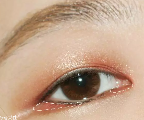 怎么用口紅畫眼影？?jī)刹疆嫼醚蹔y