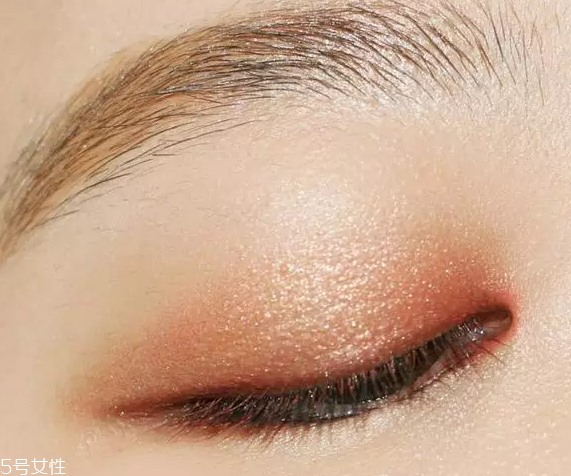 怎么用口紅畫眼影？?jī)刹疆嫼醚蹔y