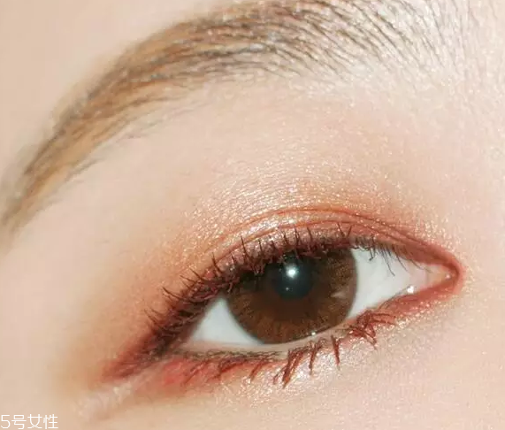怎么用口紅畫眼影？?jī)刹疆嫼醚蹔y
