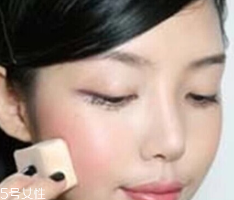 用口紅怎么畫腮紅？4個(gè)步驟讓腮紅更自然