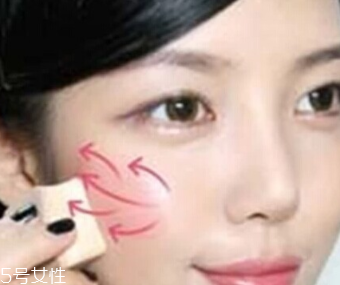 用口紅怎么畫腮紅？4個(gè)步驟讓腮紅更自然