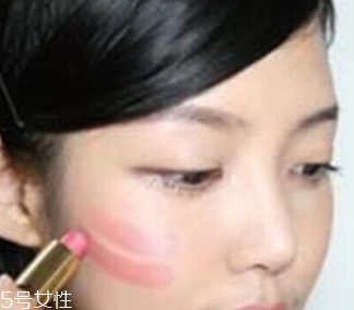 用口紅怎么畫腮紅？4個(gè)步驟讓腮紅更自然