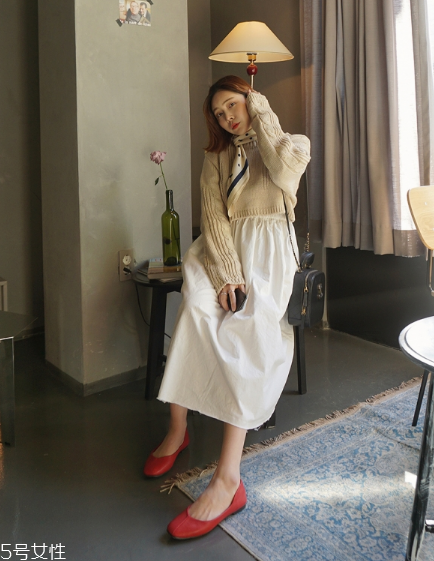 米色毛衣怎么搭配？打造氣質(zhì)女神范兒