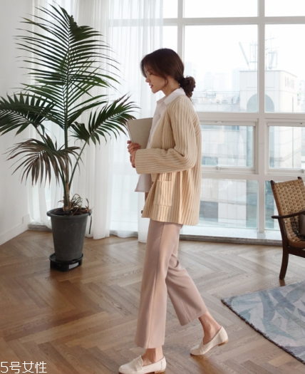 米色毛衣怎么搭配？打造氣質(zhì)女神范兒