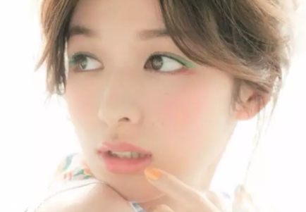 用口紅怎么畫腮紅？4個(gè)步驟讓腮紅更自然