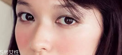 用口紅怎么畫腮紅？4個(gè)步驟讓腮紅更自然