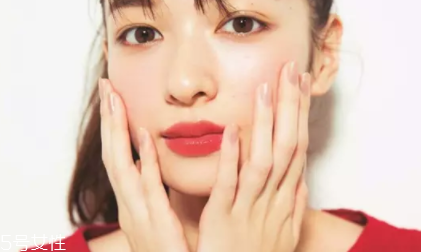 用口紅怎么畫腮紅？4個(gè)步驟讓腮紅更自然