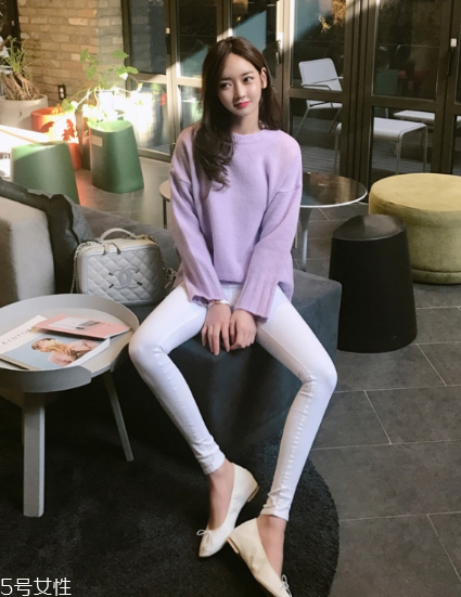 紫色毛衣怎么搭配？輕松駕馭流行色