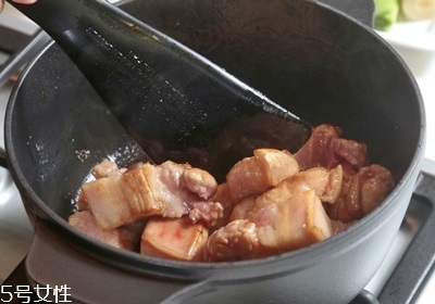 紅燒肉放冷水還是熱水 熱水最后加 紅燒肉放冷水還是熱水 熱水最后加