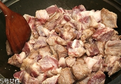紅燒肉放冷水還是熱水 熱水最后加 紅燒肉放冷水還是熱水 熱水最后加