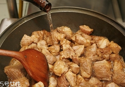 紅燒肉放冷水還是熱水 熱水最后加 紅燒肉放冷水還是熱水 熱水最后加