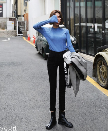 淺藍(lán)色毛衣怎么搭配？簡約配色彰顯氣質(zhì)