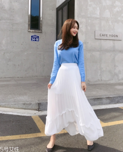 淺藍(lán)色毛衣怎么搭配？簡約配色彰顯氣質(zhì)