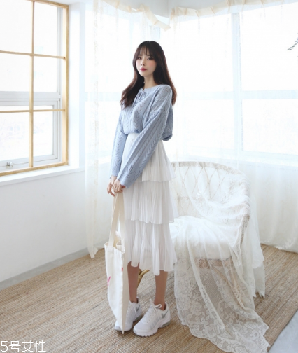 淺藍(lán)色毛衣怎么搭配？簡約配色彰顯氣質(zhì)