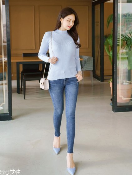 淺藍(lán)色毛衣怎么搭配？簡約配色彰顯氣質(zhì)