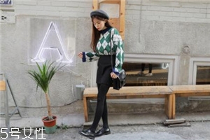 格子毛衣怎么搭配？盡顯減齡學院風