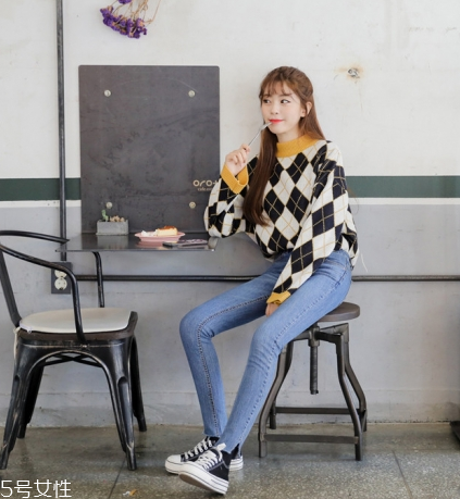 格子毛衣怎么搭配？盡顯減齡學院風