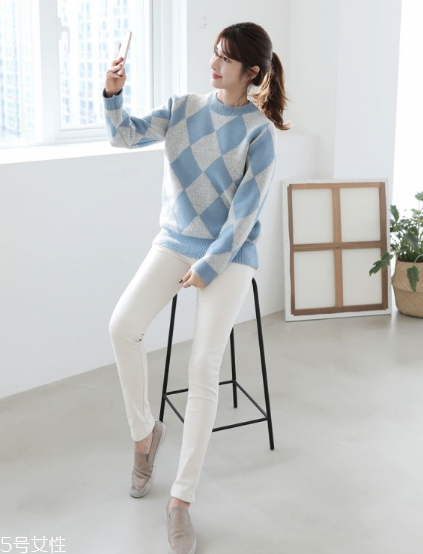 格子毛衣怎么搭配？盡顯減齡學院風