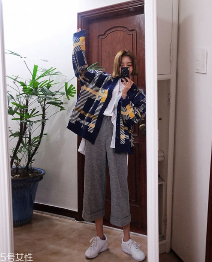 格子毛衣怎么搭配？盡顯減齡學院風