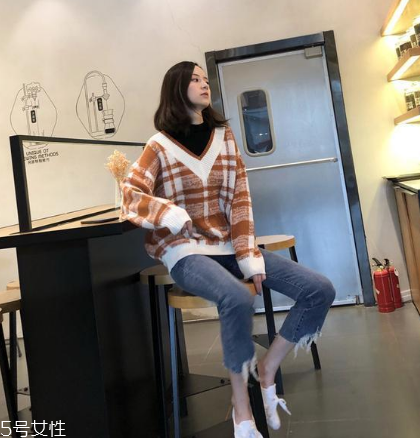 格子毛衣怎么搭配？盡顯減齡學院風