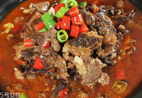 牛肉火鍋用什么湯底 牛肉湯底做法 牛肉火鍋用什么湯底 牛肉湯底做法