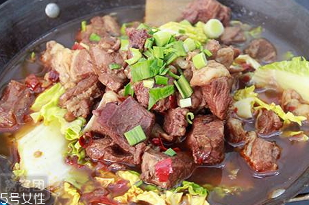 牛肉火鍋用什么湯底 牛肉湯底做法 牛肉火鍋用什么湯底 牛肉湯底做法