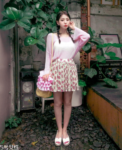 粉色針織衫怎么搭配？文藝又少女的穿搭經(jīng)典