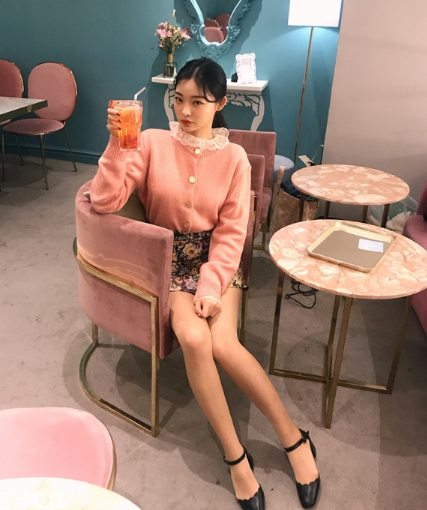 粉色針織衫怎么搭配？文藝又少女的穿搭經(jīng)典