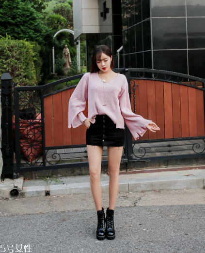 粉色針織衫怎么搭配？文藝又少女的穿搭經(jīng)典