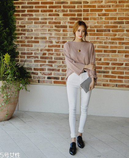 粉色針織衫怎么搭配？文藝又少女的穿搭經(jīng)典