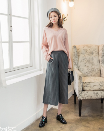粉色針織衫怎么搭配？文藝又少女的穿搭經(jīng)典