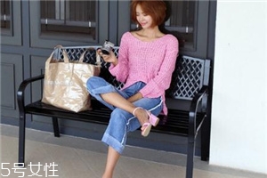 粉色針織衫搭配什么褲子？隨心所欲顯潮流