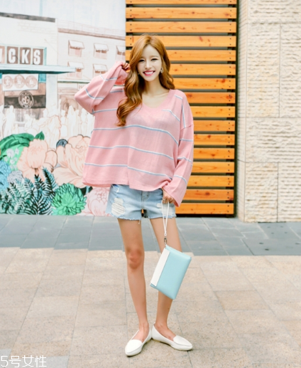 粉色針織衫搭配什么褲子？隨心所欲顯潮流