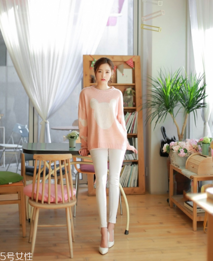 粉色針織衫搭配什么褲子？隨心所欲顯潮流