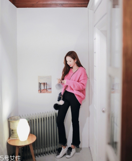 粉色針織衫搭配什么褲子？隨心所欲顯潮流