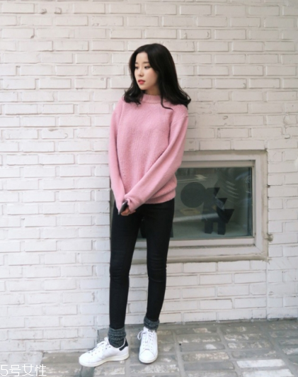 粉色針織衫搭配什么褲子？隨心所欲顯潮流