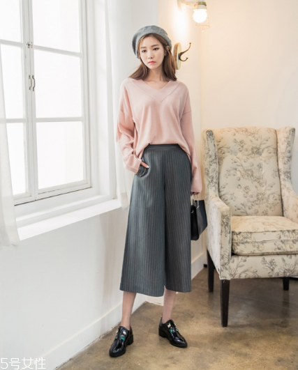 粉色針織衫搭配什么褲子？隨心所欲顯潮流