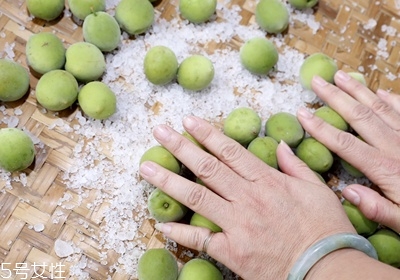 青梅怎么腌制脆青梅 腌制青梅的詳細(xì)步驟 青梅怎么腌制脆青梅 腌制青梅的詳細(xì)步驟