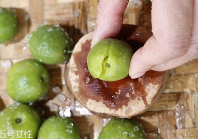 青梅怎么腌制脆青梅 腌制青梅的詳細(xì)步驟 青梅怎么腌制脆青梅 腌制青梅的詳細(xì)步驟
